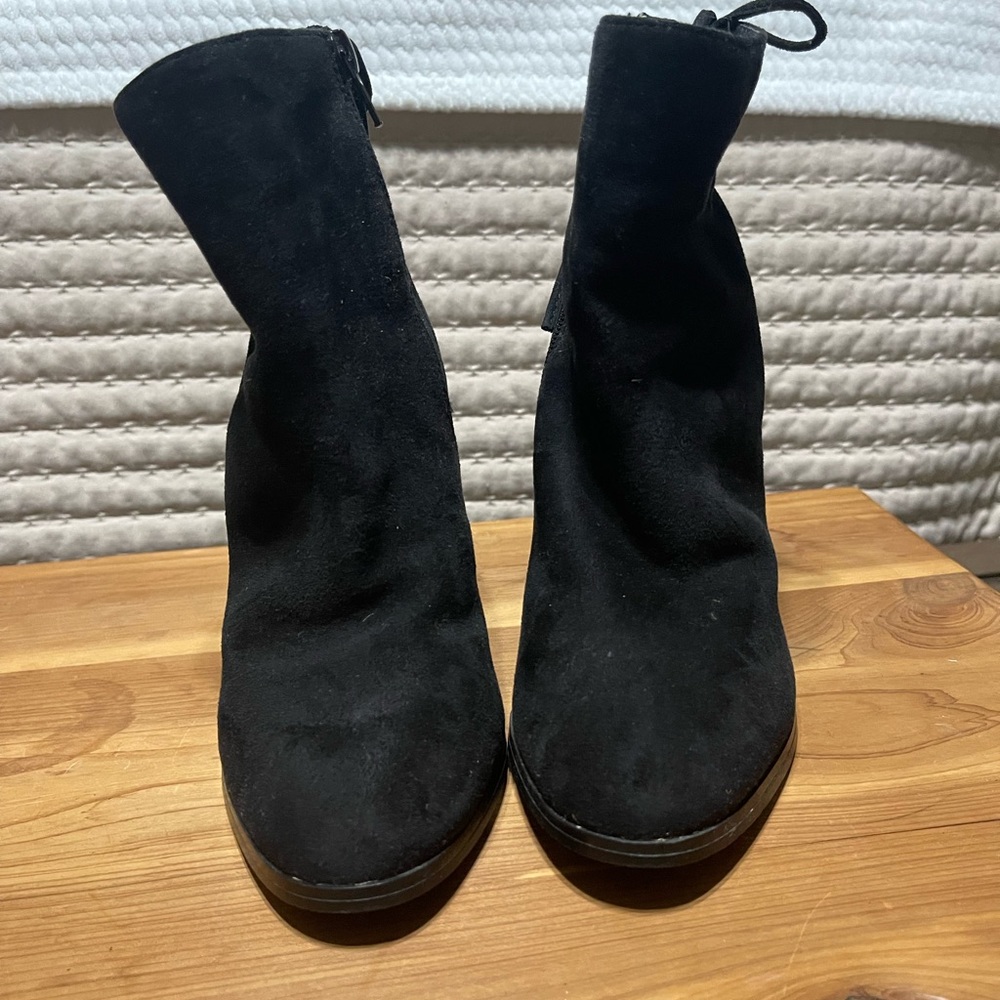 Size 7 black high heeled bootie